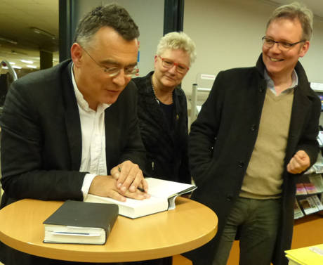 Der Journalist und Autor Christoph Reuter signierte sein Buch für die Gäste im Lesecafé des KrönchenCenters. Stellv. Bürgermeisterin Angelika Flohren (Mitte) freute sich mit rund 80 Gästen über seinen Besuch. (Foto: Stadt Siegen)
