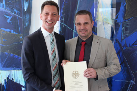 Landrat Andreas Müller (l.) und Breitbandkoordinator Michael Krämer freuen sich über einen Förderbescheid in Höhe von 50.000 Euro. (Foto: Kreis)