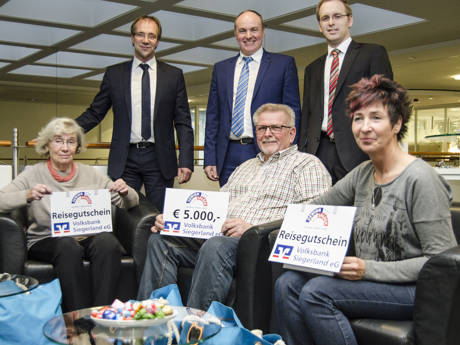 Die Gewinner (vorne v.l.n.r.) Christel Krämer, Andreas Weigel und Roswitha Turner mit Abteilungsleiter Markus Schäfer und den Beratern Burkhardt Köhler sowie Matthias Stein. (Foto: Volksbank)