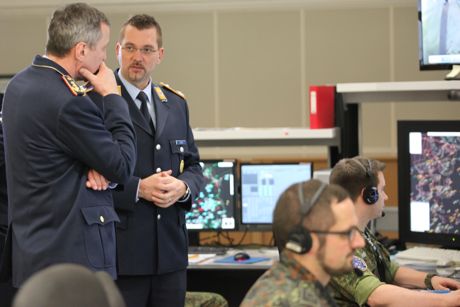 Generalleutnant Joachim Wundrak (l.), wird im Control- and Reporting Center des Einsatzführungsbereich 2 durch den Einsatzstabsoffizier, Major Thorsten Thielke (2.v.l.), informiert.