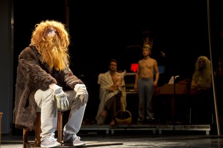 „Robinson Crusoe“ ist am 2. April im Siegener Apollo-Theater zu erleben. Fotos (3): Tom Jasny