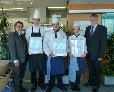 Die Siegerin Sabrina Poschmann, Andreas Göhrke (2. Platz - dritter von links) und Philipp Grunwald (3. Platz) mit Elmar Köninger (Abteilungsleiter „Gastronomie“) und Detlef Rujanski (Geschäftsführer) 