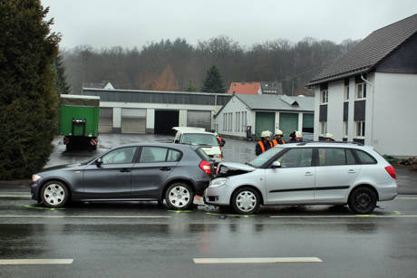 2016-03-24_Kreuztal-Kredenbach_B508_Auffahrunfall mit drei Verletzten_Foto_Hercher_03