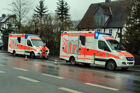 2016-03-24_Kreuztal-Kredenbach_B508_Auffahrunfall mit drei Verletzten_Foto_Hercher_05