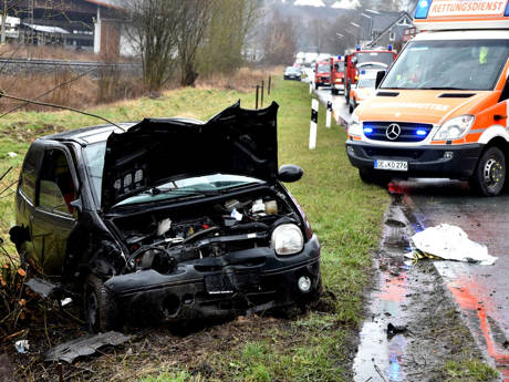 Eine Mutter und ihr 6jähriges Kind wurden in diesem PKW verletzt. (Foto: Karsten Grobbel)