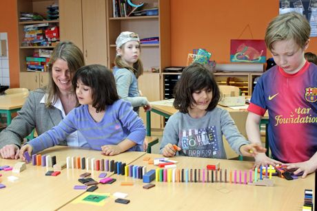 Die Ferienbetreuung ist auch in Wilnsdorf ein wichtiger Baustein für die Vereinbarkeit von Familie und Beruf. Bürgermeisterin Christa Schuppler (l.) überzeugte sich von der Qualität des Angebots