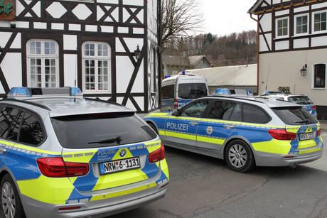 2016-03-30_Ferndorf_Jugendliche tritt Tür ein_Fotos_wirSiegen_2