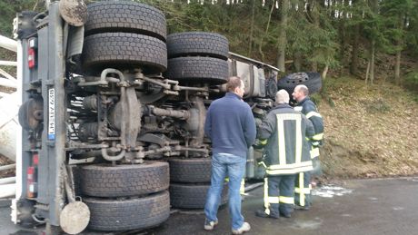 2016-03-30_Lkw-kracht-gegen-Baum_fängt_Feuer_Foto-Groß (1)