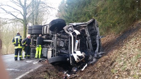 2016-03-30_Lkw-kracht-gegen-Baum_fängt_Feuer_Foto-Groß (2)