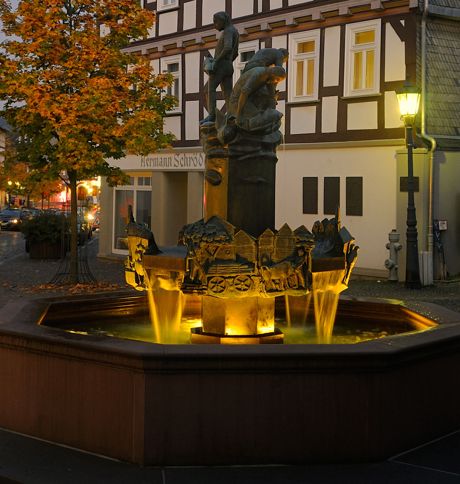 Der beleuchtete Altstadtbrunnen in Bad Laasphe