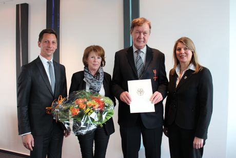 Landrat Andreas Müller (links) überreichte Kurt Elmar Moll, hier mit Ehefrau UIrike Moll (2.v.l.) das Verdienstkreuz am Bande des Verdienstordens der Bundesrepublik Deutschland. Zu den Gratulanten zählte auch Wilnsdorfs Bürgermeisterin Christa Schuppler. Foto: Kreisverwaltung