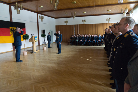 Oberstleutnant Jens Sauer (M.) meldet Oberst Olaf Stöcker (l.) die Übernahme der Führung des Systemzentrums 25. 