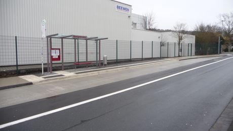 Die neuen Haltestellen sind wie auch in der Bergstraße in Geisweid mit einem Blindenleitsystem und einem erhöhten Bordstein ausgestattet worden. Foto: Stadtverwaltung