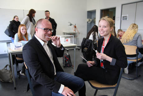 Mit gutem Beispiel voran. Organisator Martin Reschke nimmt unter der Aufsicht von Julia Matschke von der DKMS den Wangenabstrich vor. (Foto: Berufskolleg)