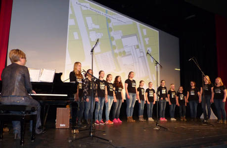 Für den musikalischen Abschluss der Veranstaltung sorgte das Gymnasium Stift Keppel. Unter der Leitung von Christine Kohlberg-Böhm sang der Chor zwei Musikstücke und als Intermezzo zeigte der Solist Thilo Schmidt beeindruckend, wie man Gitarre einmal ganz anders spielen kann. (Fotos: Bürgerverein)