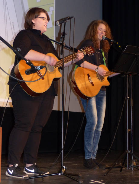 Nach einer Publikumsfragerunde zum Projekt sorgten die jüngsten Vorstandsmitglieder des Bürgervereins Rebecca Scheffe und Alina von Germeten als Band „No Escape“ für musikalische Unterhaltung. Das Duo sang vier abwechslungsreiche Titel, darunter „Herz ja, Kopf nein“, ein von Alina von Germeten selbst geschriebenes und komponiertes Lied.