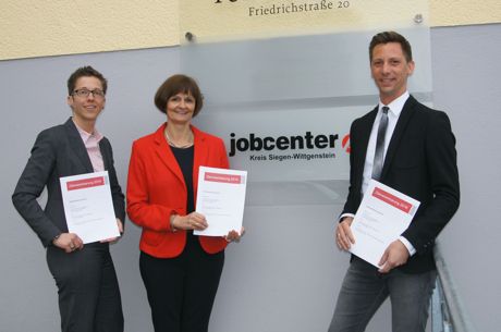 Stephanie Krömer, Geschäftsführerin des Jobcenters Kreis Siegen-Wittgenstein, Dr. Bettina Wolf, Vorsitzende der Geschäftsführung der Agentur für Arbeit Siegen und Landrat Andreas Müller haben gemeinsam eine Zielvereinbarung für das Jahr 2016 getroffen. (Foto: Thomas Becker, Agentur für Arbeit)