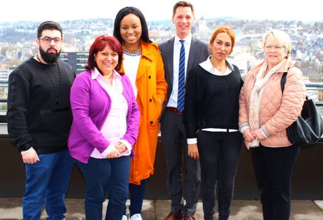 Die Jury des Zukunftspreises 2016 um Landrat Andreas Müller (Mitte) wird von einem Beirat unterstützt. Dem gehören (v.l.) Mohamed el Chartouni (»B.E. der Micathlet«), Olivia Affronti Todaro, Gracia Harder sowie Golnaz Talimi an. Gabriele Stinner (r.), Vorsitzende des Ausschusses für Soziales und Integration, ist Mitglied der Jury. Foto: Kreisverwaltung