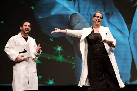 Sie moderieren den Siegener Science Slam - Dr. Christine Tretow und ihr Assistent Giuseppe Todaro (Foto: René Achenbach)