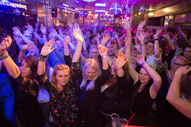 Die Nacht von Samstag auf Sonntag wird zum Tag gemacht - Gemeinsam feiern und Spaß haben.