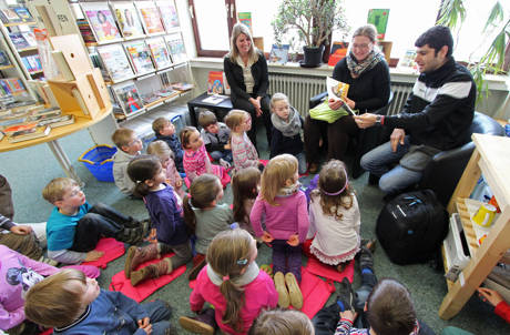 Die Wilnsdorfer Bibliothek lud am vergangenen Montag zur ersten zweisprachigen Vorlesestunde ein und stieß auf große Resonanz. (Foto: Gemeinde Wilnsdorf)