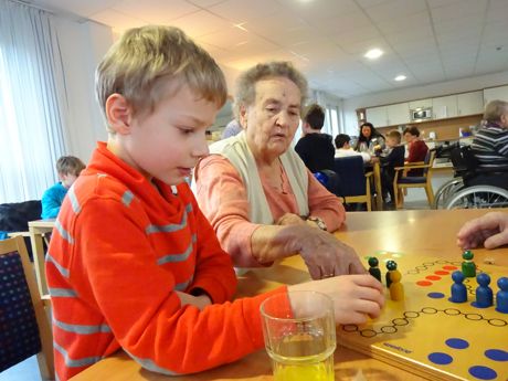 Der Klassiker „Mensch ärgere dich nicht“ zählte beim letzten Treffen der Generationen zu den beliebtesten Spielen von Groß und Klein. Foto: Gemeinde