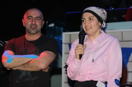 Süreyya Meskule mit Moderator Ahmet bei der Eröffnung des Benefizkonzerts.