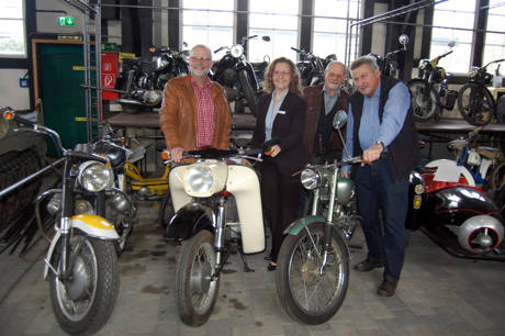 v.l.n.r. Armin Benfer (Technikmuseum), Stefanie Betz (Sparkasse Siegen), Hans-Jürgen Klappert (Technikmuseum), Wolfgang Leh (TM)