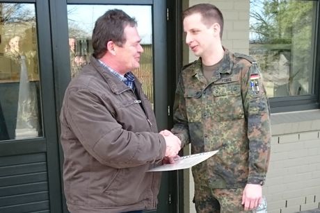 Der Staffelchef der Einsatzunterstützungsstaffel 22 aus Erndtebrück, Hauptmann Franz-Josef Voißel (r), überreichte dem Jubilar, Rüdiger Schmidt (l.), die Dankesurkunde des Präsidenten des Bundesamtes für das Personalmanagement der Bundeswehr. Foto: Erhard Lauber/Luftwaffe