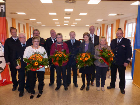 Das Bild zeigt die Geehrten mit Bürgermeister Ewers (3.v.r.) und den stellvertretenden Leitern der Freiwilligen Feuerwehr Burbach Thorsten Schneider (l.) und Horst Petri (3.v.l.). Nicht im Bild Peter Reber. (Foto: Lutz Schäfer, Pressesprecher FF Burbach)