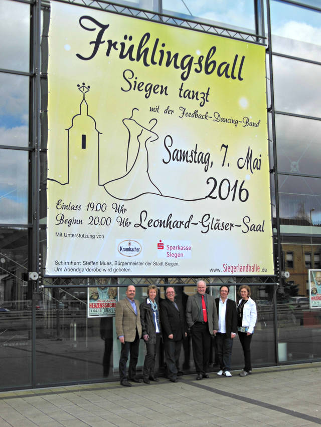 Teambesprechung der Kooperationspartner, Siegerlandhalle und örtliche Tanzschulen, mit Rainer Tschichholz, Susanne Tuppeck, Rainer Prescher, Friedrich Schmidt, Carsten Giesler und Heike Achenbach am neuen Megaposter. (Foto: Siegerlandhalle)