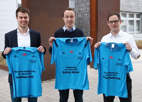 Jonathan Lautz (links), Bastian Börner und Dr. Paul Hadrossek (rechts) leiten am 12. April ein Länderspiel der U16-Nationalelf. Foto: David Hennig/FLVW