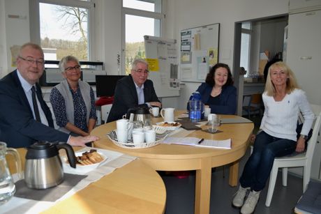 Renate Hendricks (2.v.r.), schulpolitische Sprecherin der SPD-Landtagsfraktion, besuchte gemeinsam mit Falk Heinrichs (MdL; 3.v.l.) und Bürgermeister Walter Kiß (l.) die Grundschule Buschhütten. Gesprächspartnerinnen waren Schulleiterin Claudia Gawrosch (r.) und ihre Stellvertreterin Susanne Merkelbach (2.v.l.). Fotos (2): Landtag