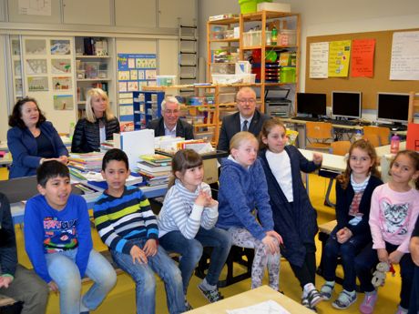 Renate Hendricks (hinten links), schulpolitische Sprecherin der SPD-Landtagsfraktion, informierte sich an der Grundschule Buschhütten gemeinsam mit Falk Heinrichs (MdL; 2.v.r.) und Bürgermeister Walter Kiß (r.) über den inklusiven Unterricht. Gesprächspartnerin war u.a. Schulleiterin Claudia Gawrosch (2.v.l.).