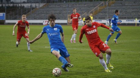 Robin Schmidt (li.) im Duell mit Essens Patrick Stuckle.