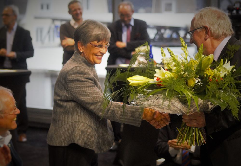 Ulrich Steiner überreichte Dagmar Utsch einen Blumenstrauß.