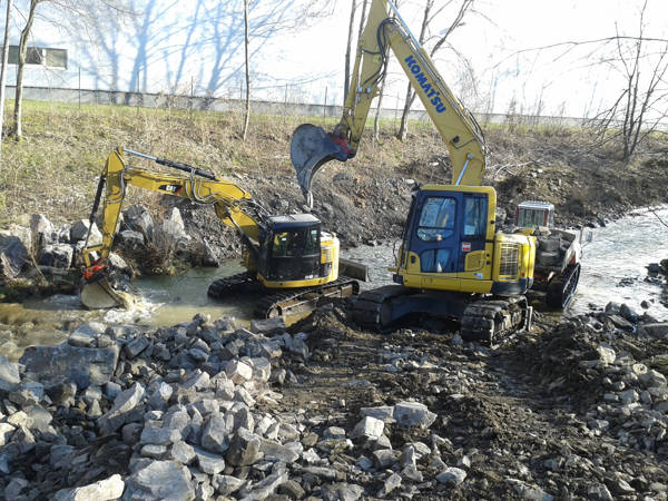 Auf etwa einem Kilometer Länge wurde die Heller für Wanderfische wieder durchgängig gemacht. (Fotos: Gemeinde Neunkirchen)