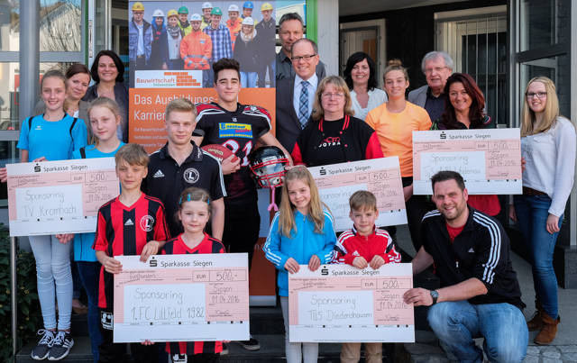 Bauwirtschaft Südwestfalen übergibt 500€-Schecks an fünf Sportvereine. (Foto: Bauwirtschaft Südwestfalen)