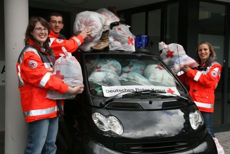 Melanie Graf (Kreisjugendrotkreuzleiterin, li.), Patrick Gräbe-ner (stellv. Kreisrotkreuzleiter) und Daniela Wißmann (Kreisrotkreuzleiterin) rufen gemeinsam dazu auf Kleidung nicht wegzu-schmeißen, sondern dem DRK zu spenden. Fotos: DRK Kreisverband