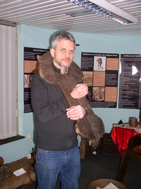 Reinhard Schmidt in der sogenannten "Schandgeige"; sie zählte zu den Ehrenstrafen des 18. Jahrhunderts. (Foto: privat)