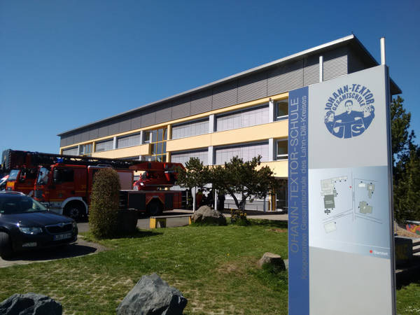 Wegen einer Bombendrohung wurde die Johann-Textor-Schule in Haiger evakuiert. Fotos (4): Kay-Helge Hercher