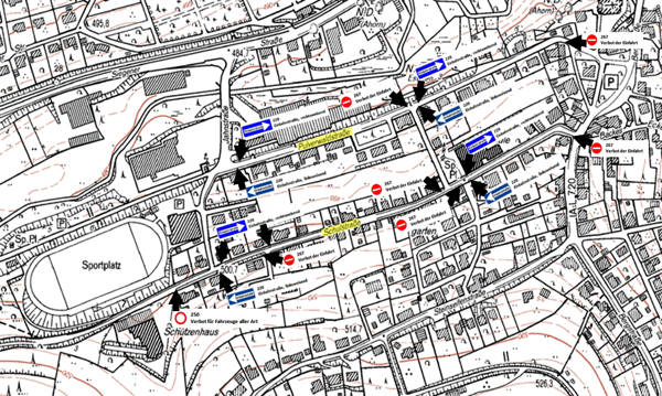 Für die Gäste, die zum Großen Zapfenstreich anreisen, wurden Teile der Pulverwaldstraße und der Schulstraße gemäß verkehrsrechtlicher Anordnung vom Kreis Siegen-Wittgenstein zum einseitigen Parken freigegeben. Die Parkplatzeinweisung übernehmen Bundes- und Feuerwehr gemeinsam. (Bild: Luftwaffe)