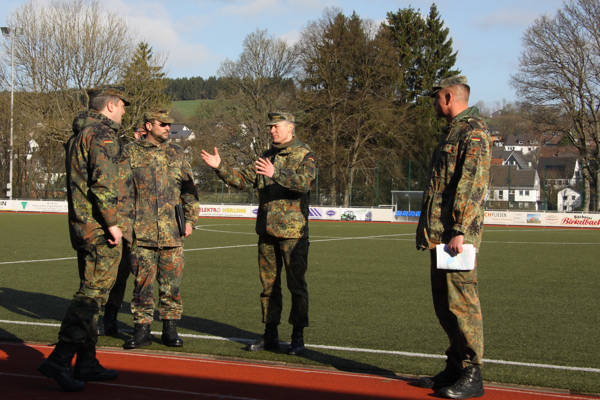 Teile des Organisationsteams nehmen den Veranstaltungsort „Pulverwaldstadion“ in Augenschein. Mit dabei der Sicherheitsbeauftragte, Hauptmann Frank Klein (l.), der Oberstleutnant Jörg Wagener (M.), den Projektverantwortlichen, und sein Team über das umfangreiche Sicherheits- und Ordnungskonzept vor Ort ins Bild setzt. (Foto: Tobias Hünemeier)