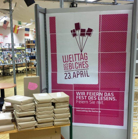 Die für die Aktion „Blind Date mit einem Buch“ der Stadtbibliothek Siegen verpackten Bücher sind mit Zetteln versehen, die Hinweise auf Inhalt und Genre geben. (Foto: Stadt Siegen)