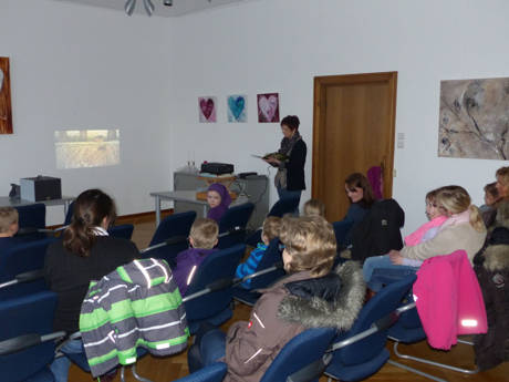 Das Bilderbuchkino findet in der Wilhelmsburg statt, beginnt um 15.30 Uhr, dauert ungefähr eine Stunde und ist für Kinder ab fünf Jahren geeignet. Der Eintritt ist frei.