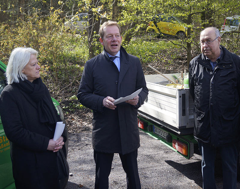 Bürgermeister Steffen Mues (Mitte) freut sich zusammen mit Helge Klinkert (Kreisdezernetin) über die Fertigstellung der Baumaßnahmen in der Hengsbachstraße. Fotos: Jürgen Kirsch