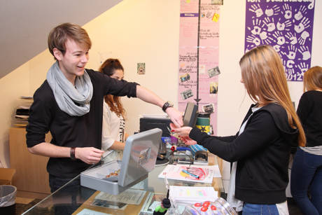 Eine Szene wie im Einzelhandel, nur stehen hier auch hinter der Theke Schüler. Die Schülerfirma WannaBuy hat sich zu einer festen Institution entwickelt. Foto: Berufskolleg.