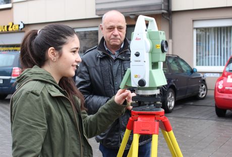 Technisches Grundwissen aneignen und dann das Gelernte selbst ausprobieren: Die Teilnehmerinnen des Girls´ Day waren mit dem Fachservice Liegenschaftskataster und Geoinformation unterwegs. (Foto: Kreis Siegen-Wittgenstein)