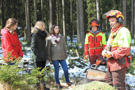Drei Mädchen hospitierten in der Siegen-Wittgensteiner Forstwirtschaft. (Fotos: Christa Vitt-Lechtenberg, Wald und Holz NRW)