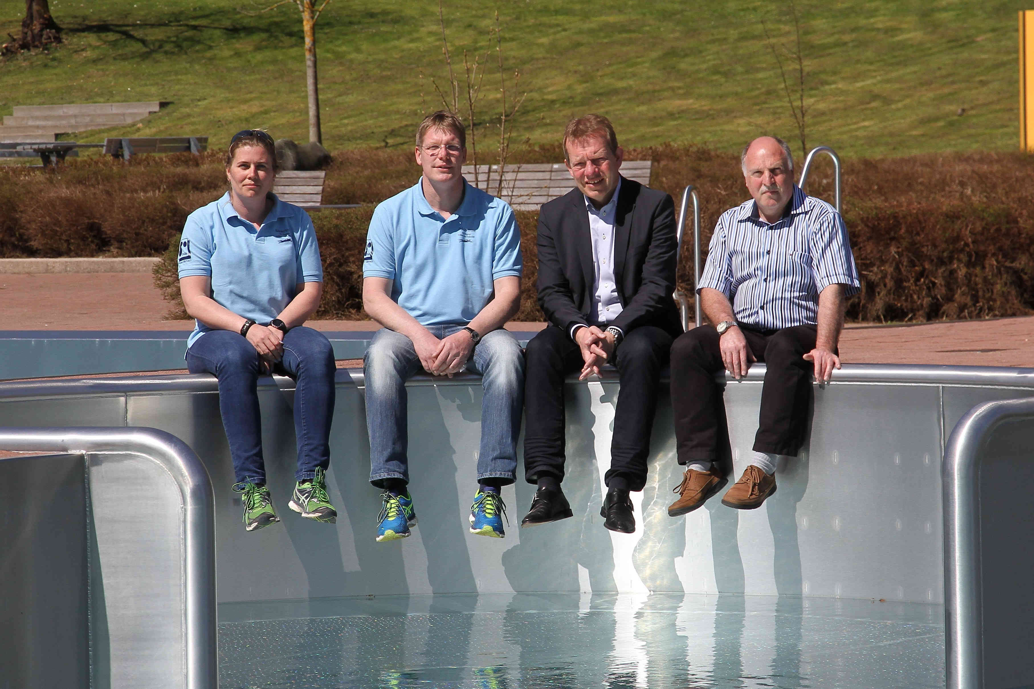 Freuen sich auf die Freibadsaison 2016: Kerstin Neumann (Betriebsleiterin Warmwasserfreibad Geisweid), Dirk Räwel (Badleiter Kaan-Marienborn), Bürgermeister Steffen Mues und Klaus Roskamm (Leiter Sport- und Bäderabteilung der Stadt Siegen). Fotos (4): Michael Handke